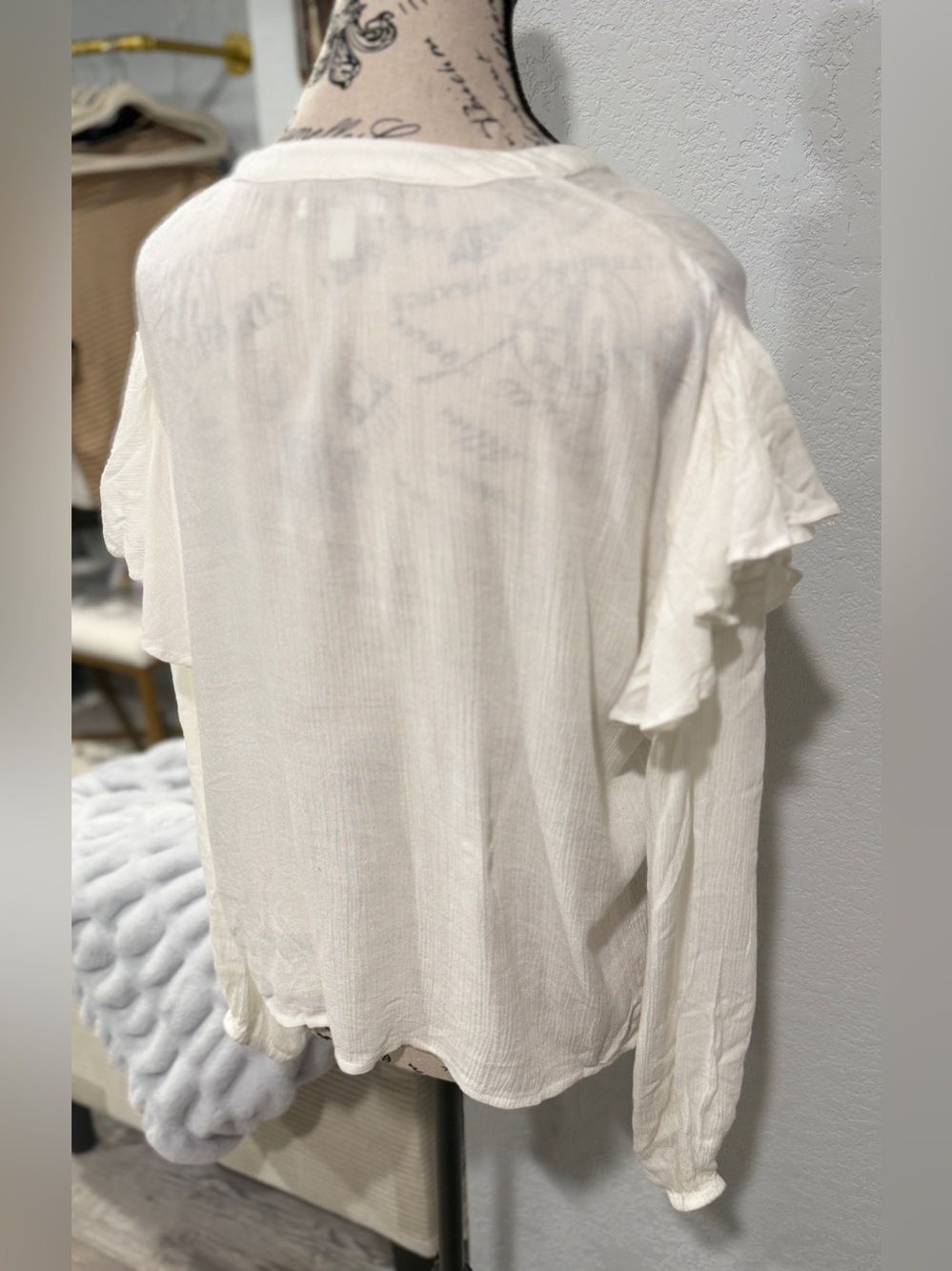 Amuse Society Beach Vida Bling White Ruffle Sleeve Button Front Blouse M NWT - Picture 6 of 15